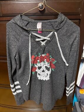 No Boundaries Charcoal Gray Lace-Up Hoodie with Red Rose Skull